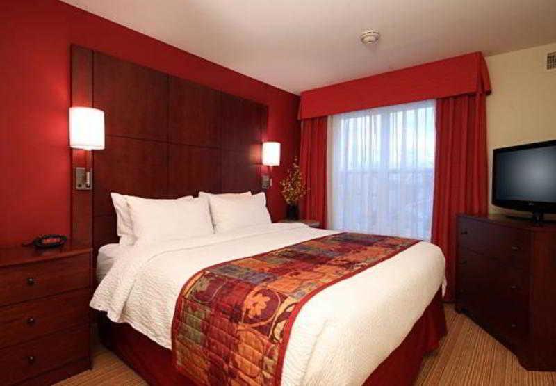 Hotel By Marriott Edison/raritan Center 3*